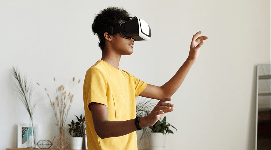 photo d'une personne avec des lunettes 3D en situation de découverte de projet en réalité virtuelle