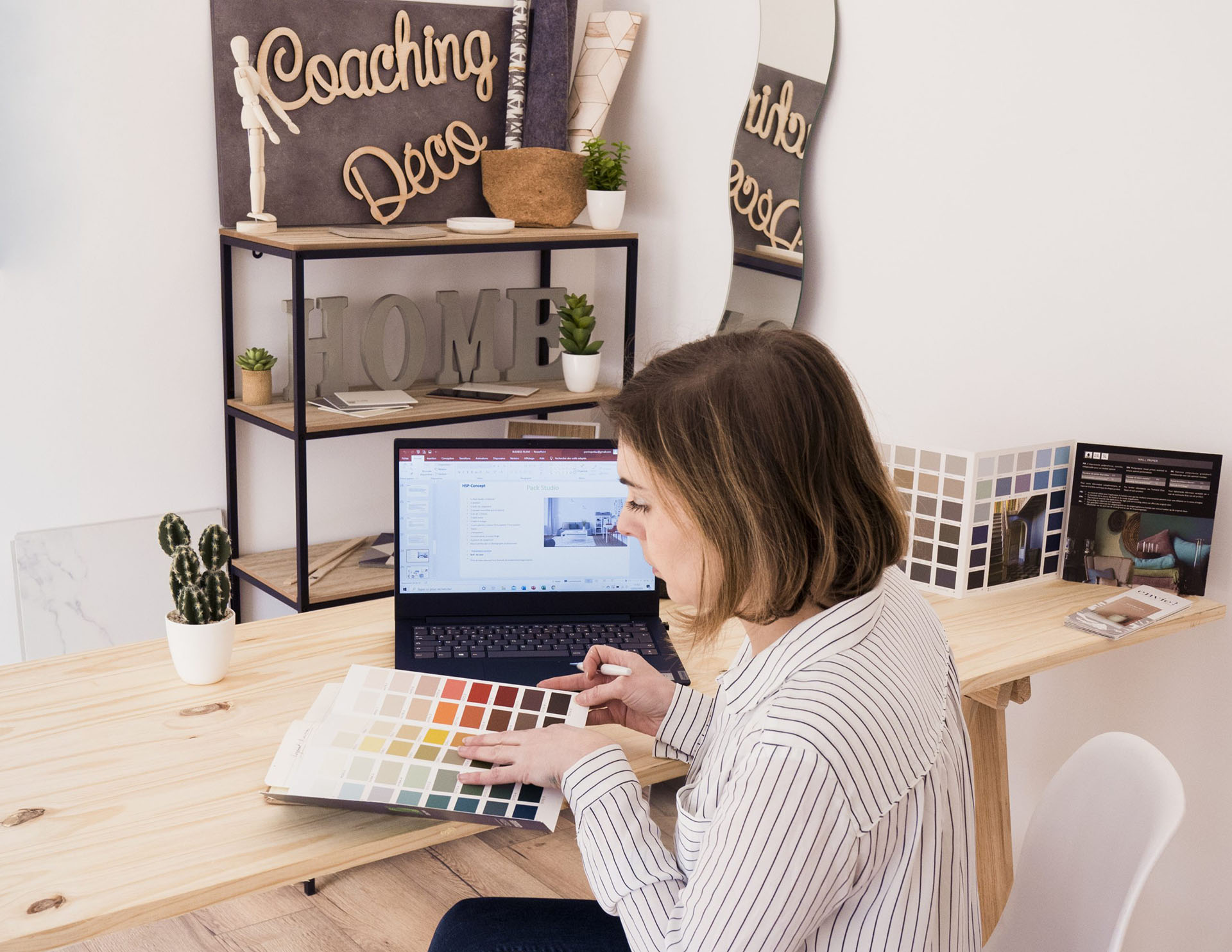 Agence de décoration HSP-Concept : photo de Perrine PETIAU , gérante et décoratrice d'intérieu valenciennes, lille, douai et maubeugeDécoratrice d'interieur devant un travail de recherche de nuance de couleurs