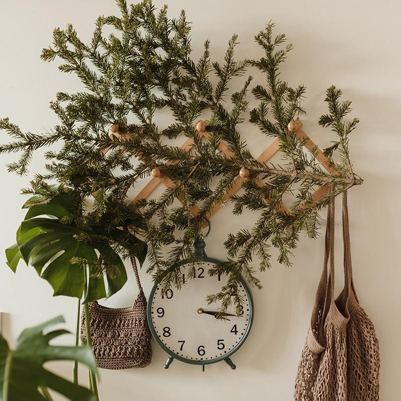 décoration murale avec des branches de sapin