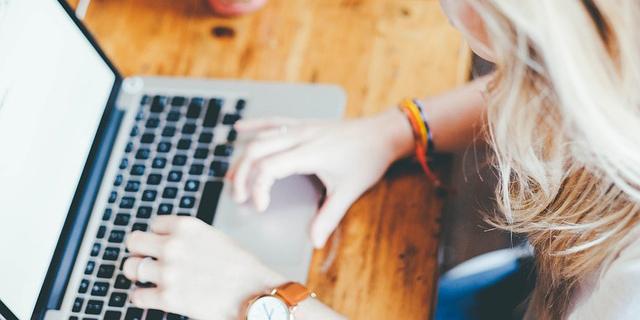 personne remplissant un formulaire en ligne